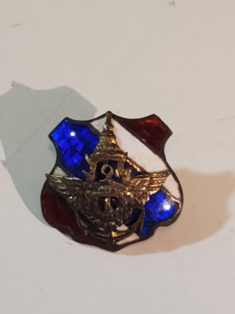 韵星假日军品类拍卖第三十九期暨默多克中校夫妇专场 -- Rimey Holidays Militaria Auction 39 & The Modoks Collection  泰泰王国二战时期拉玛8世银制皇家军队证章 可当袖口使用 银镀金珐琅 表面标志也为银制作 后续不在生产 珐琅镀金无损