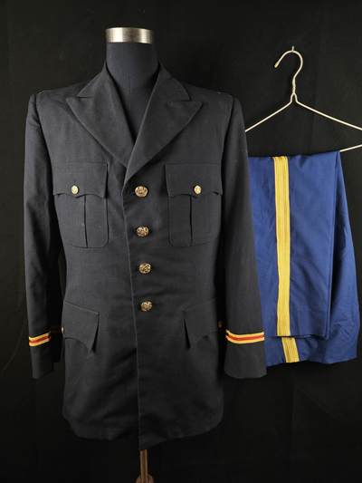 0元起拍勋章 第330期 咸鱼国勋章拍卖专场 2月1日（周日）下午6：00开始 - 美国陆军炮兵礼服一套 胸围104 肩宽46 衣长84 袖长61 腰围82 裤长110