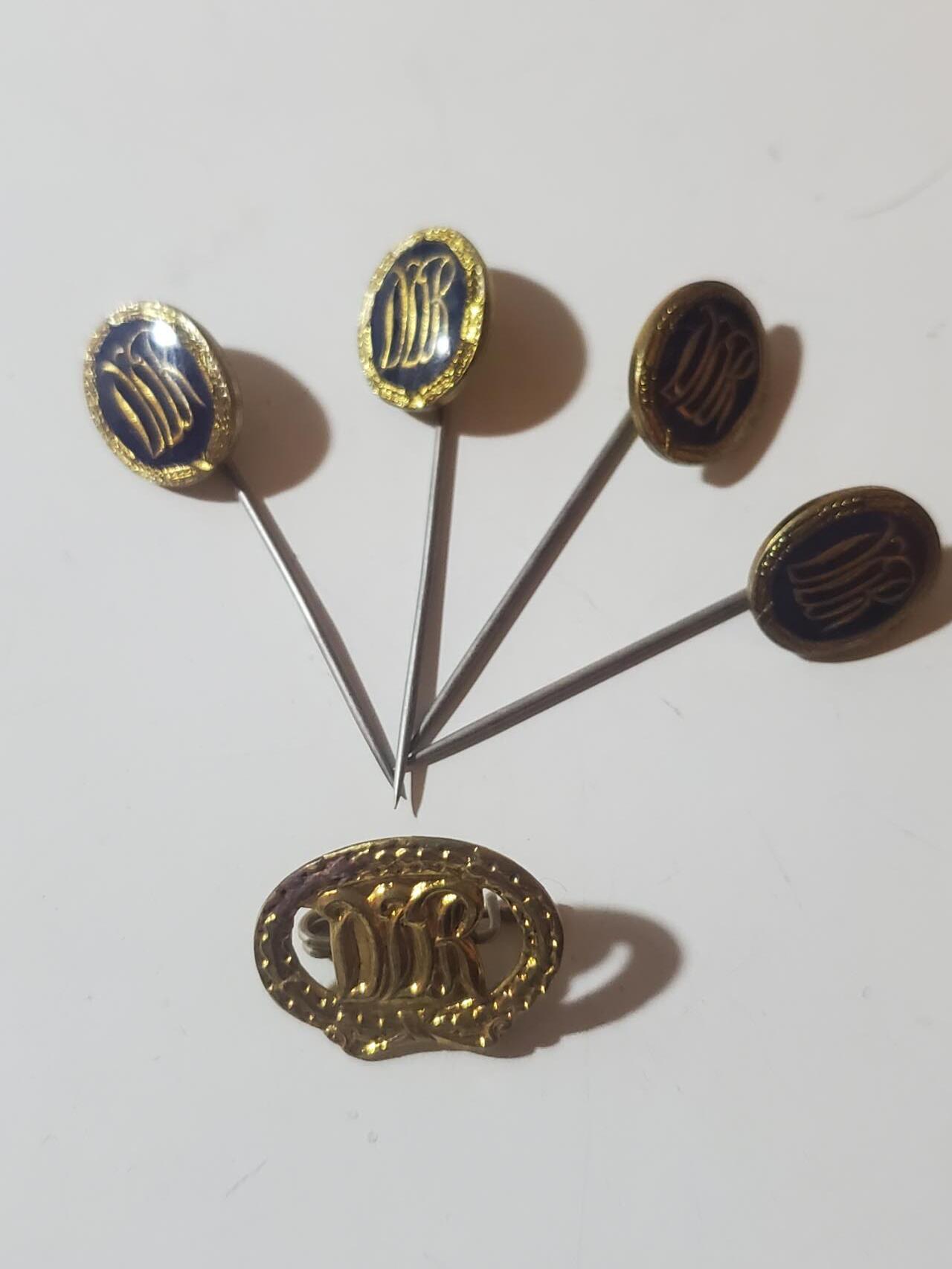 韵星假日军品类拍卖第三十九期暨默多克中校夫妇专场 -- Rimey Holidays Militaria Auction 39 & The Modoks Collection  越南社会主义共和国金级体能证章插针一组四枚+证章一枚