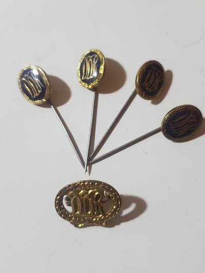 韵星假日军品类拍卖第三十九期暨默多克中校夫妇专场 -- Rimey Holidays Militaria Auction 39 & The Modoks Collection  - 越南社会主义共和国金级体能证章插针一组四枚+证章一枚