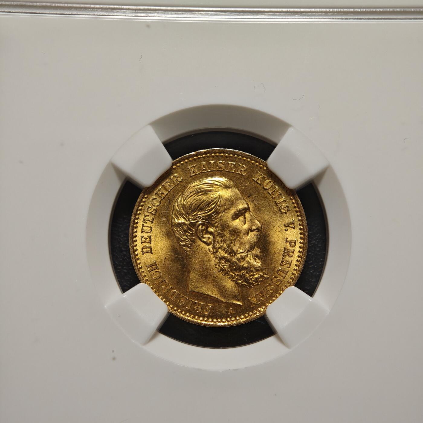 【德藏】世界币章拍卖第163期（拍品征集中~欢迎藏友联系） 1888年 德国普鲁士弗里德里希三世A版10马克流通金币，重量：3.982克，含金量：90%，NGC MS62，金光灿灿，稀少品种。德意志帝国第二任皇帝、普鲁士国王弗里德里希三世，1888年3月9日即位，因喉癌于同年6月15日去世，在位仅仅99天，史称“百日皇帝”。由于在位时间过短，弗里德里希头像的钱币广受追捧，1888年是著名的三皇之年，短翅金马克更是名誉品种，NGC早期低评