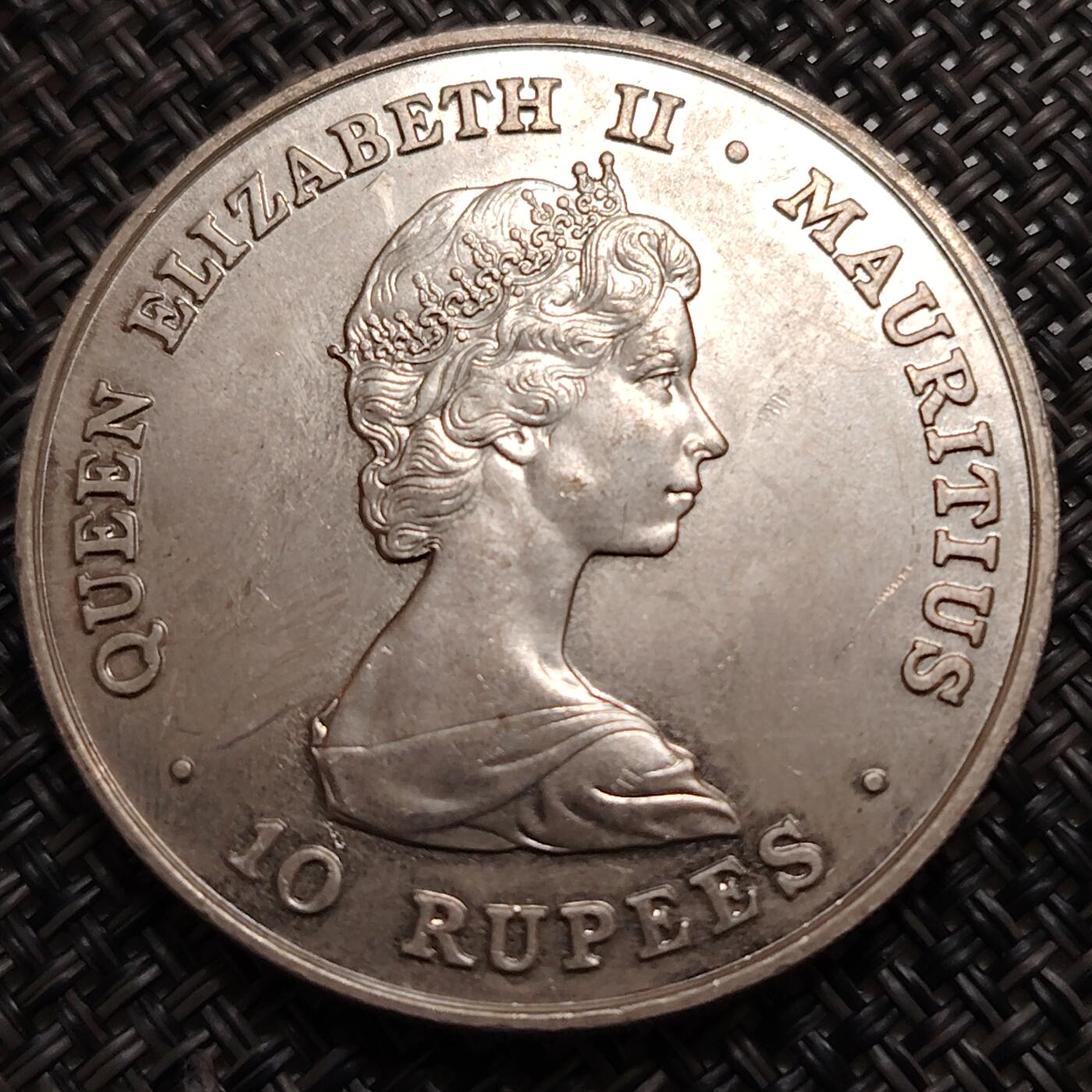 布加迪🐬～世界钱币(上海)🌾第 272 期 /  各国套币和散币 毛里求斯🇲🇺 1981年 10卢比 皇家婚礼纪念币