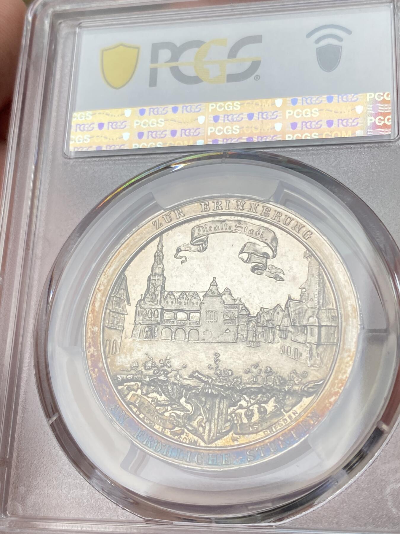 万国钱币拍卖第060期（万国六十期纪念大拍） PCGS SP63 1896年德国萨克森德累斯顿城市天际线景观银章 唯一记录冠军分 精制强镜面高浮雕古典油画质感 正面:德累斯顿城市景观，圣母大教堂。背面:德累斯顿市政厅广场，玫瑰环绕着城市盾徽，紫罗兰氧化金彩包浆。顶级工艺，实物绝美。稀有品种。德累斯顿是德意志历史名城和文艺复兴之都，被称为易北河畔的佛罗伦萨。