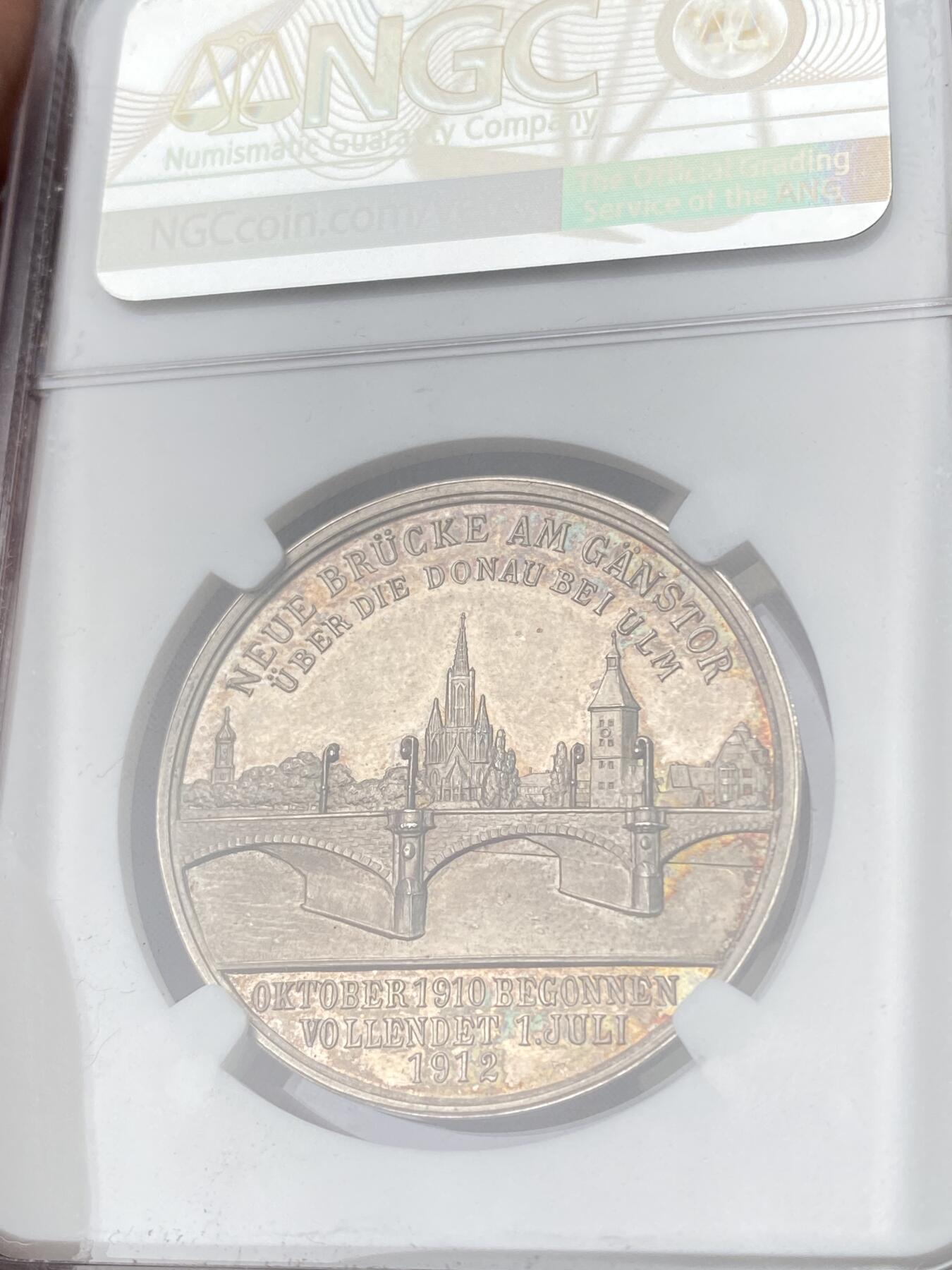 万国钱币拍卖第060期（万国六十期纪念大拍） NGC MS62 1912年德国乌尔姆在鹅门新桥开通之际举行的马上比武大赛纪念银章 乌尔姆城市景观和大教堂浮雕非常漂亮 镜面精铸虹彩极美