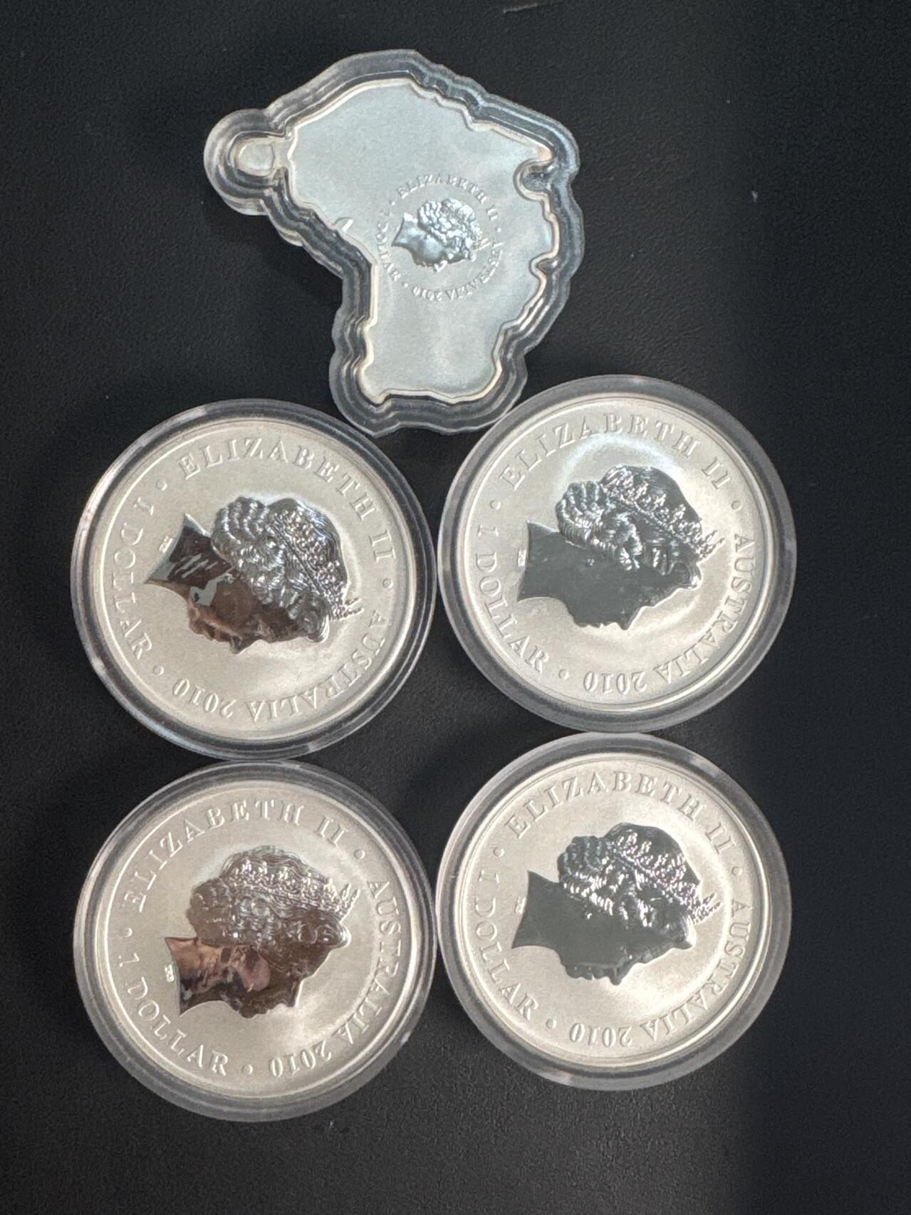 ❤️【币观天下】❤️ 第341期钱币拍卖- 2026.1.30周五晚上6点半场-长期征集拍品 春节前最后一场本场不能存放 节后恢复拍卖 2010年上海世博会澳洲馆彩色银币套装，一共5枚1盎司999银币，包括4枚圆形彩色银币，1枚异形澳大利亚地图彩色银币，盒证齐全，品相全新