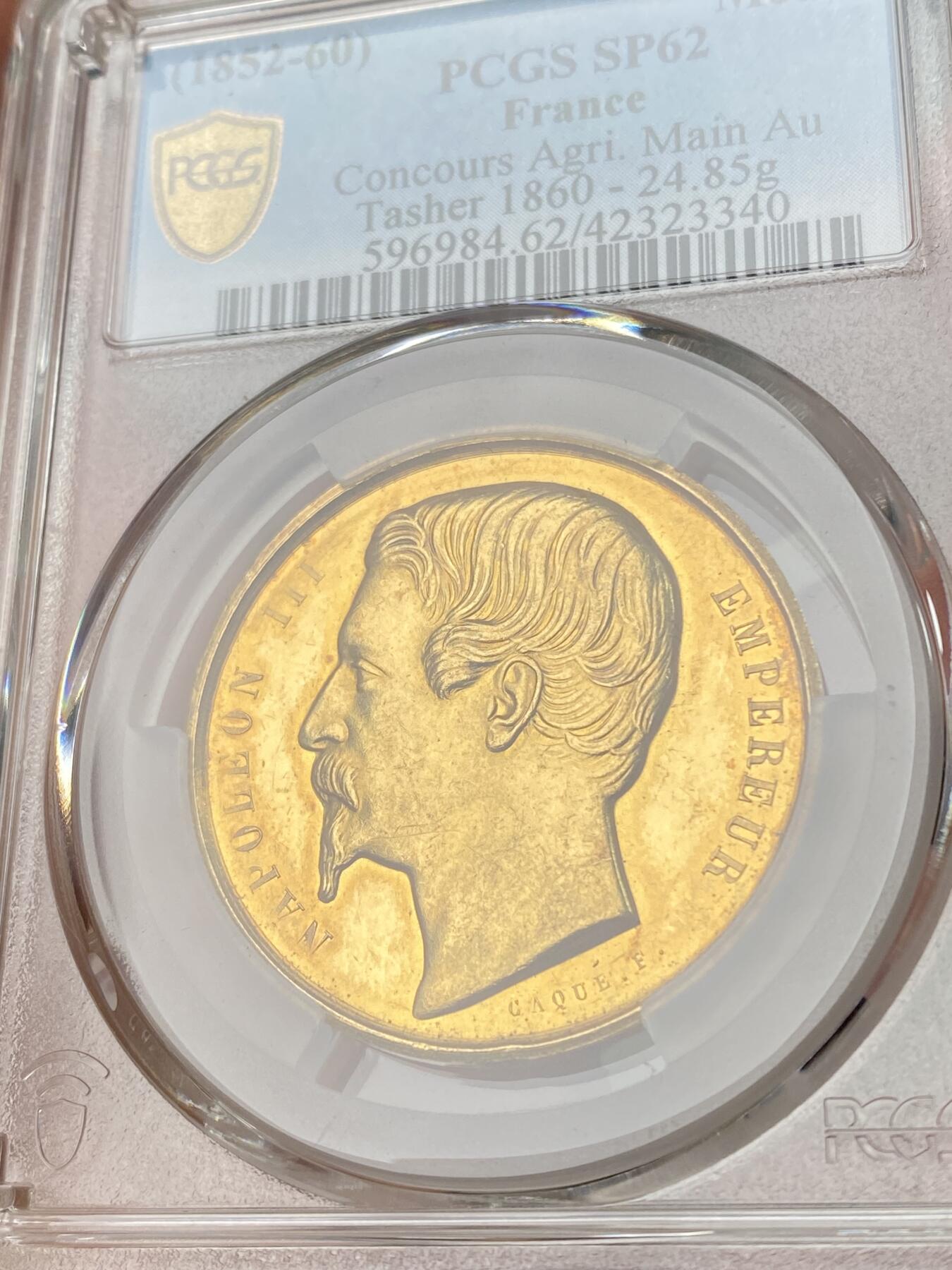 万国钱币拍卖第060期（万国六十期纪念大拍） PCGS SP62 拿破仑三世农业和贸易部金章 迷人的高浮雕加镜面底板，让人爱不释手，正面为拿三头像，背面为丰饶花环以及获奖者塔舍尔伯爵的名称，24.85g 920金   奖章获得者塔舍尔伯爵与拿破仑一世的第一任皇后约瑟芬·德·博阿尔存在家族关联