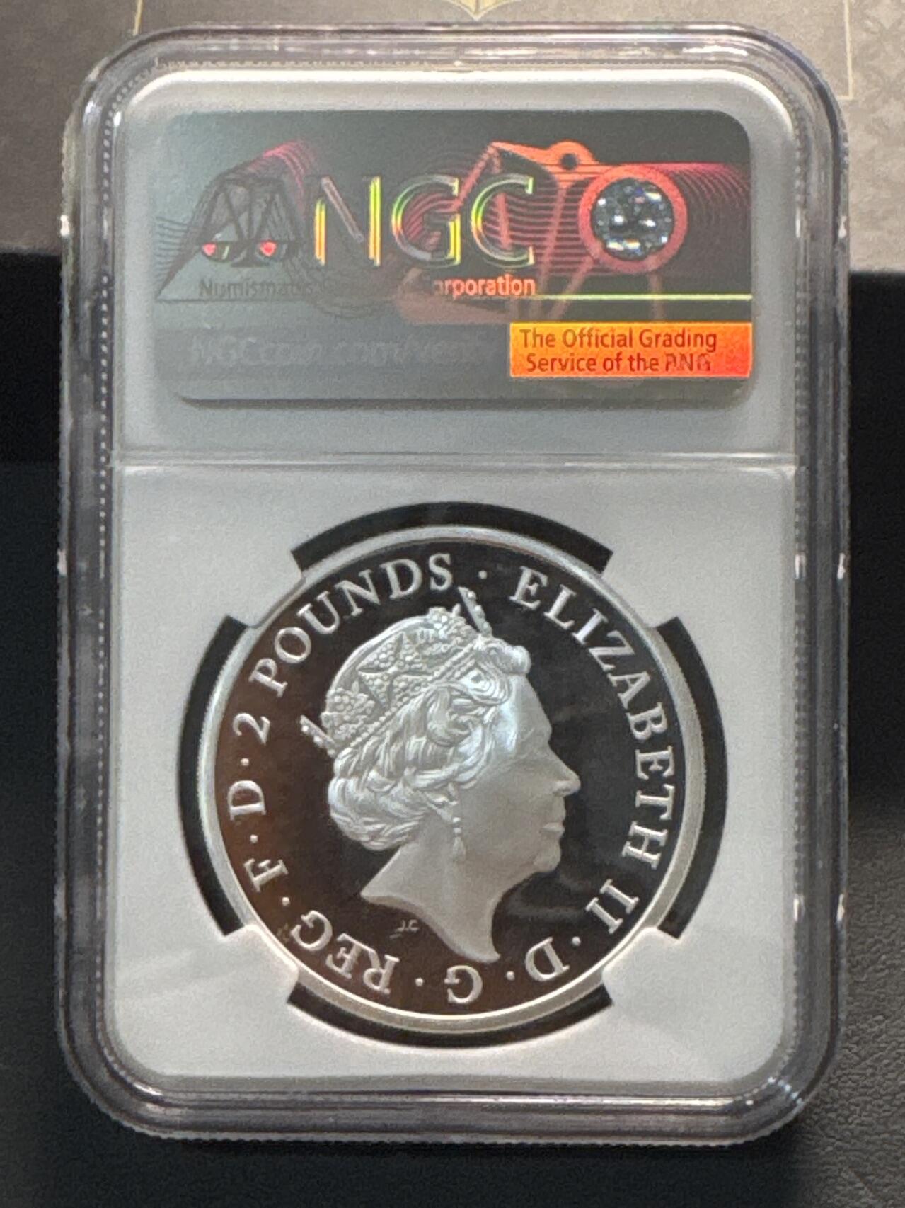 ❤️【币观天下】❤️ 第341期钱币拍卖- 2026.1.30周五晚上6点半场-长期征集拍品 春节前最后一场本场不能存放 节后恢复拍卖 英国2018年女王神兽系 克拉伦斯黑牛1盎司精制银币(999银) NGC PF69UC 盒证齐全