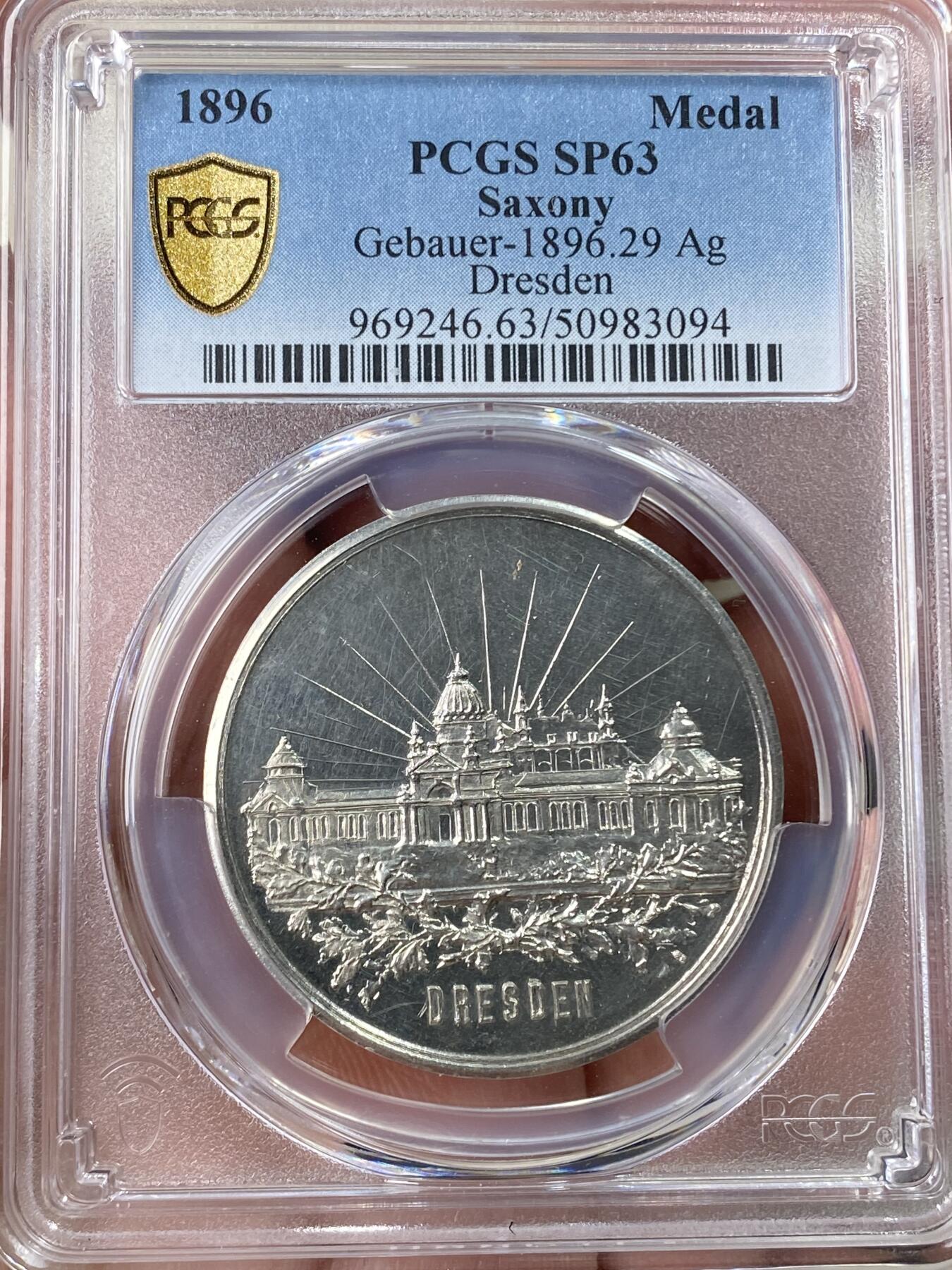 万国钱币拍卖第060期（万国六十期纪念大拍） PCGS SP63 1896年德国萨克森德累斯顿城市天际线景观银章 唯一记录冠军分 精制强镜面高浮雕古典油画质感 正面:德累斯顿城市景观，圣母大教堂。背面:德累斯顿市政厅广场，玫瑰环绕着城市盾徽，紫罗兰氧化金彩包浆。顶级工艺，实物绝美。稀有品种。德累斯顿是德意志历史名城和文艺复兴之都，被称为易北河畔的佛罗伦萨。