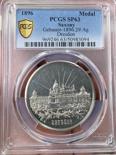万国钱币拍卖第060期（万国六十期纪念大拍） - PCGS SP63 1896年德国萨克森德累斯顿城市天际线景观银章 唯一记录冠军分 精制强镜面高浮雕古典油画质感 正面:德累斯顿城市景观，圣母大教堂。背面:德累斯顿市政厅广场，玫瑰环绕着城市盾徽，紫罗兰氧化金彩包浆。顶级工艺，实物绝美。稀有品种。德累斯顿是德意志历史名城和文艺复兴之都，被称为易北河畔的佛罗伦萨。