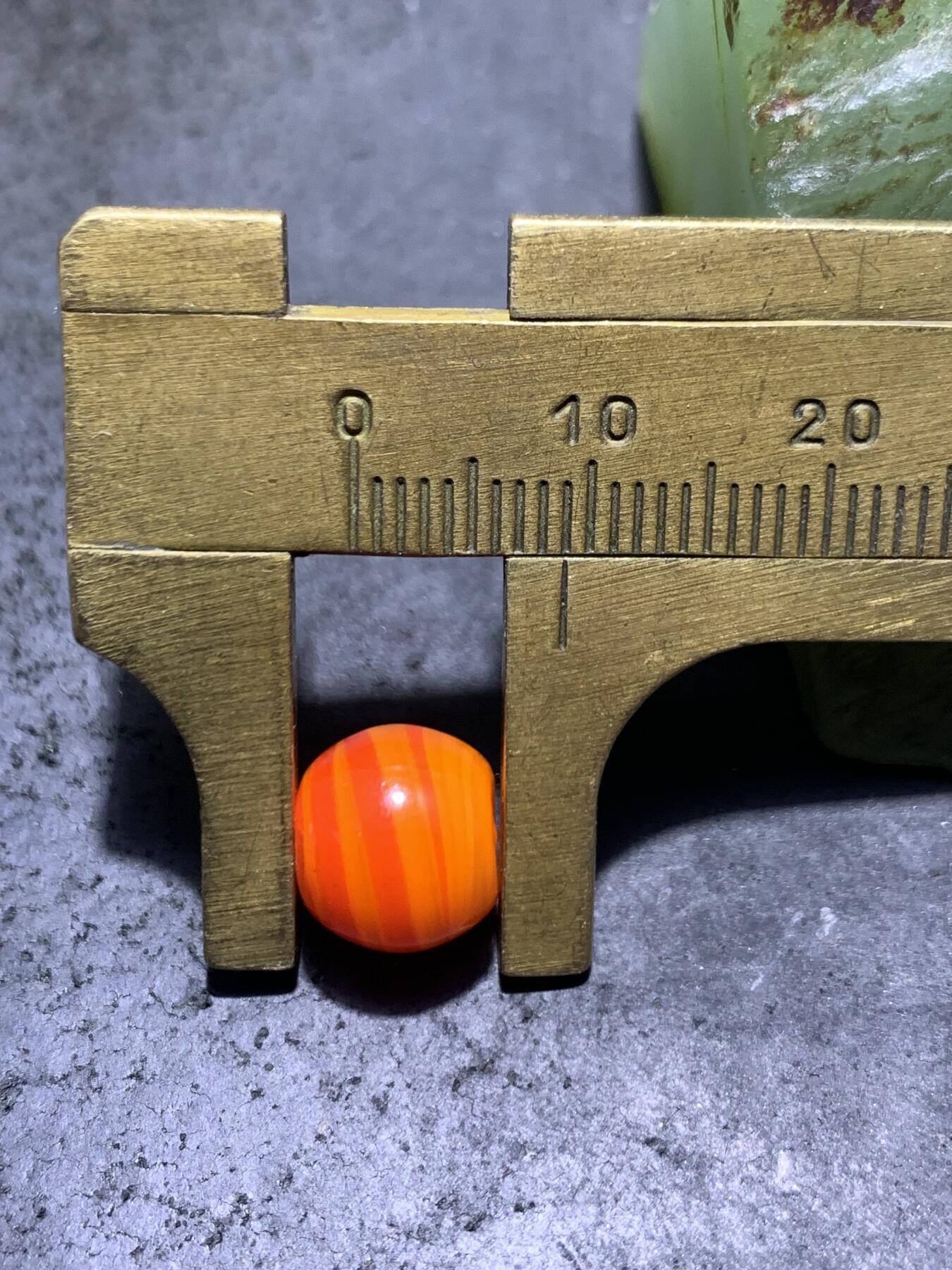 建国前后库存双色搅胎琉璃苹果珠一颗，