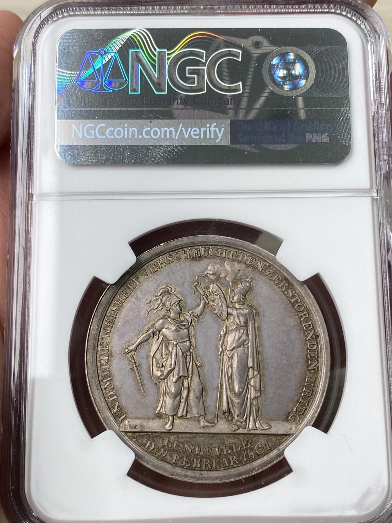万国钱币拍卖第060期（万国六十期纪念大拍） NGC MS61 1801年德国吕内维尔和平纪念银章 罕见品种 和平女神站在云朵前的地球之上 背面密涅瓦女神向贝洛娜女神伸出埃癸斯盾 贝洛娜女神随即放下了手中剑 彩虹色极美均匀包浆高浮雕收藏品质
