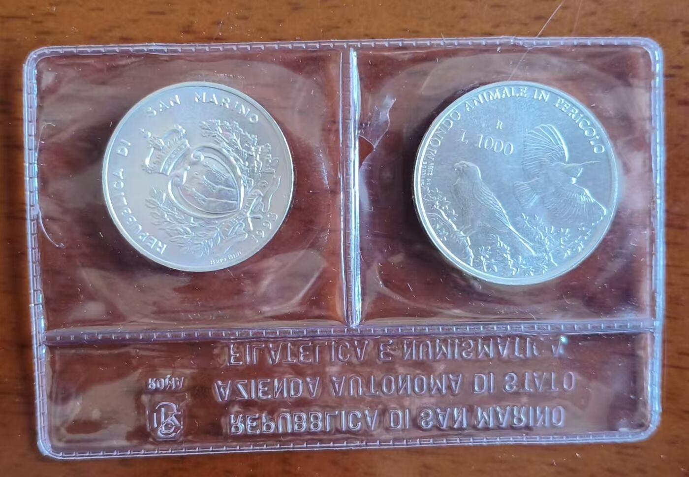 ❤️【币观天下】❤️ 第341期钱币拍卖- 2026.1.30周五晚上6点半场-长期征集拍品 春节前最后一场本场不能存放 节后恢复拍卖 圣马力诺1993年隼和猫鼬纪念套装原盒证 含纯银21.38克