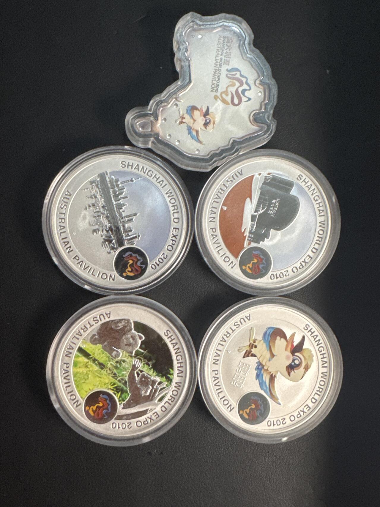 ❤️【币观天下】❤️ 第341期钱币拍卖- 2026.1.30周五晚上6点半场-长期征集拍品 春节前最后一场本场不能存放 节后恢复拍卖 2010年上海世博会澳洲馆彩色银币套装，一共5枚1盎司999银币，包括4枚圆形彩色银币，1枚异形澳大利亚地图彩色银币，盒证齐全，品相全新