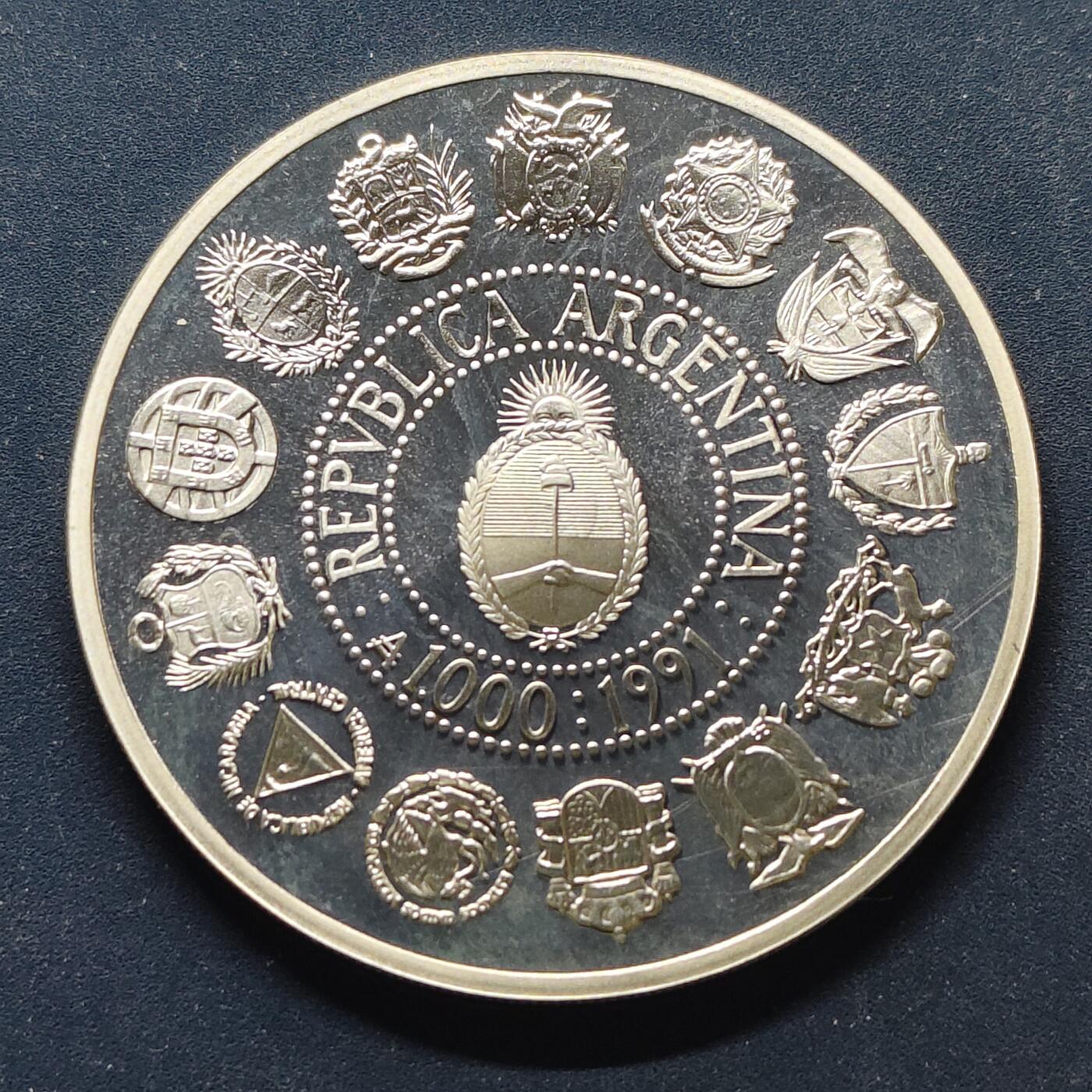 【全场包邮】纯粹捡漏拍499场-持续更新中 【伊比利亚美洲系列首套发现美洲500周年】阿根廷1991年1000比索精制纪念银币【40毫米27克92.5%，估算纯银价约699元（按28元/克银价核算）】