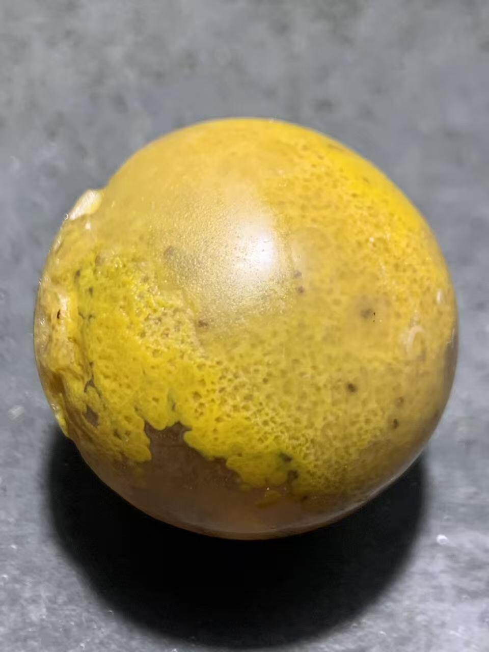 精美亚光冰飘鸡油黄糖心料风化纹战国红玛瑙手工雕刻佛字大圆珠一颗！