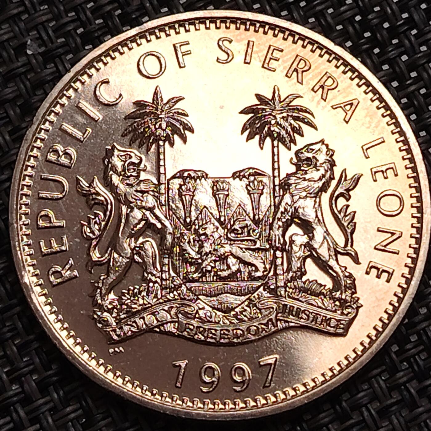 布加迪🐬～世界钱币(上海)🌾第 272 期 /  各国套币和散币 塞拉利昂🇸🇱 1997年 1元克朗币 女王金婚纪念