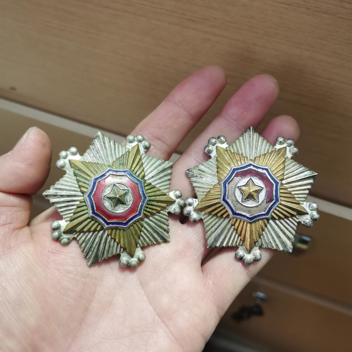 苏联朝鲜奖章收藏   朝鲜早期颁发国旗勋章二级带编号一组2枚