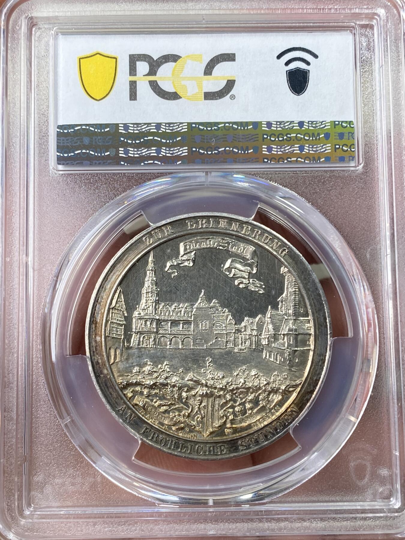 万国钱币拍卖第060期（万国六十期纪念大拍） PCGS SP63 1896年德国萨克森德累斯顿城市天际线景观银章 唯一记录冠军分 精制强镜面高浮雕古典油画质感 正面:德累斯顿城市景观，圣母大教堂。背面:德累斯顿市政厅广场，玫瑰环绕着城市盾徽，紫罗兰氧化金彩包浆。顶级工艺，实物绝美。稀有品种。德累斯顿是德意志历史名城和文艺复兴之都，被称为易北河畔的佛罗伦萨。