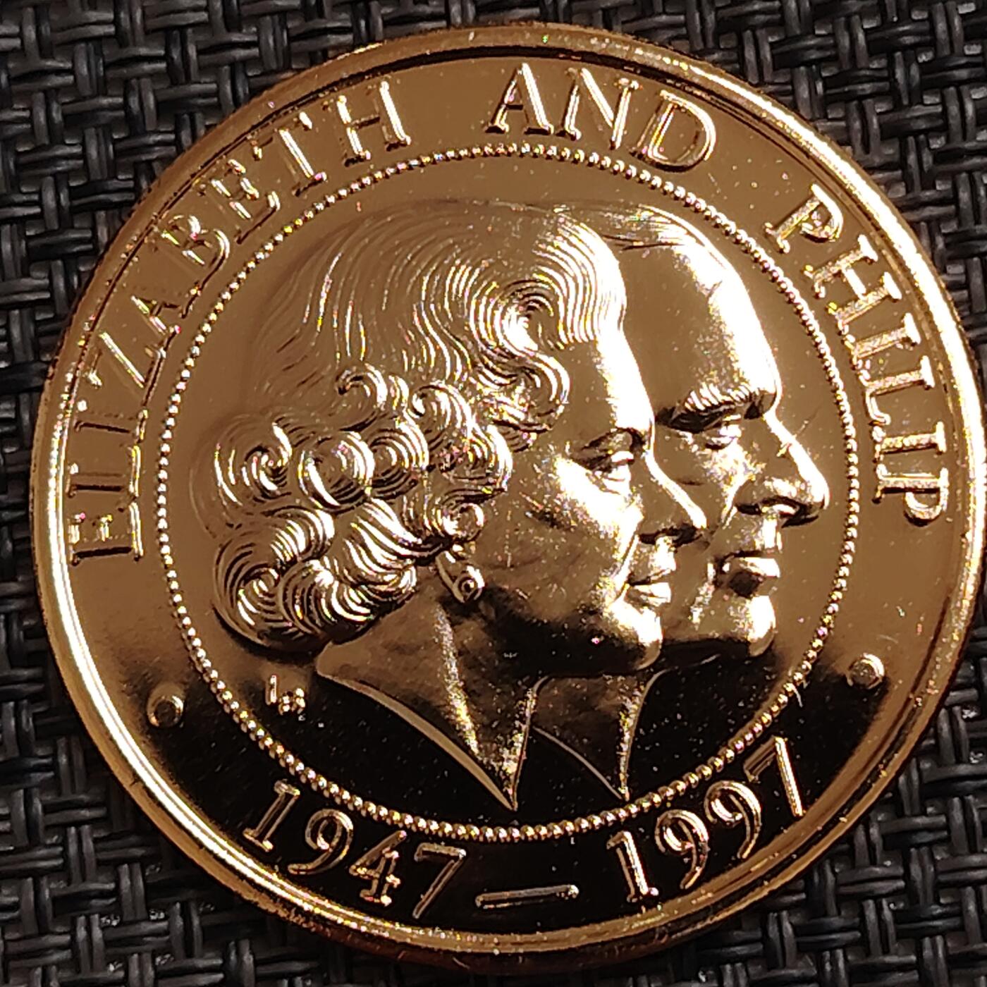 布加迪🐬～世界钱币(上海)🌾第 272 期 /  各国套币和散币 特克斯和凯科斯群岛 1997年 5克朗 铜镍镀金币 39.2mm 女王金婚 