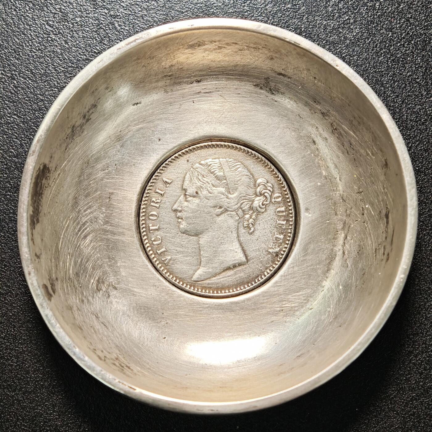 【德藏】世界币章拍卖第163期（拍品征集中~欢迎藏友联系） 早期镶嵌英属印度卢比银币银盘 工艺考究 直径约：71.8mm；重约：46.8g