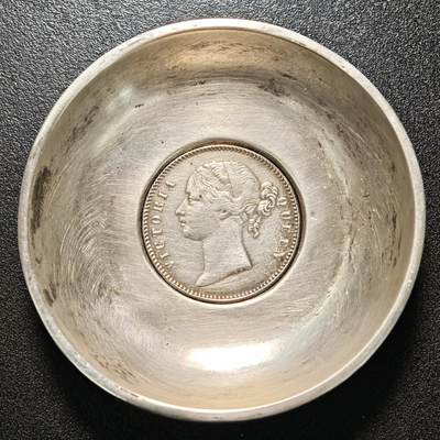 【德藏】世界币章拍卖第163期（拍品征集中~欢迎藏友联系） - 早期镶嵌英属印度卢比银币银盘 工艺考究 直径约：71.8mm；重约：46.8g