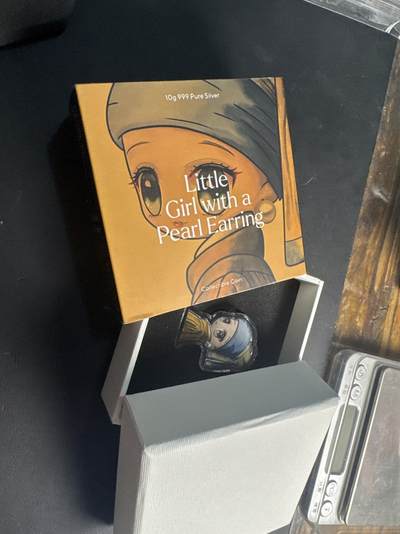 ❤️【币观天下】❤️ 第341期钱币拍卖- 2026.1.30周五晚上6点半场-长期征集拍品 春节前最后一场本场不能存放 节后恢复拍卖 - 乍得2023年卡通3D漫画戴珍珠项链的少女彩色异形银币10克（包装少个盖子）