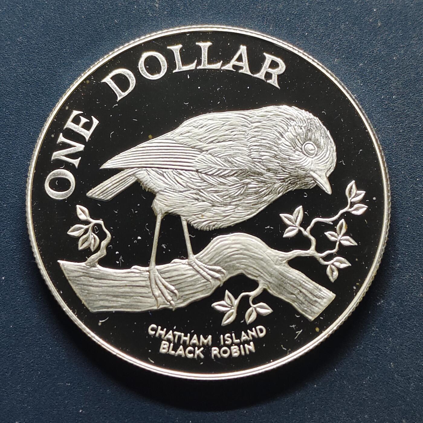 【全场包邮】纯粹捡漏拍499场-持续更新中 新西兰1984年1元本地鸟类系列查塔姆岛黑罗宾精制纪念银币【38.8毫米27.22克92.5%，纯银价约705元（按28元银价估算）】