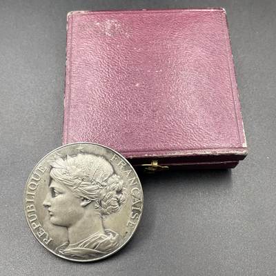 「木头集藏」章牌专场-第67场 - 1923年法国瓦唐农业展览会原盒银奖章，直径：41 mm，33.6 g，边铭：菱形厂标 野猪头银标 ARGENT，少见背面版本，品相不错，原盒正常使用。