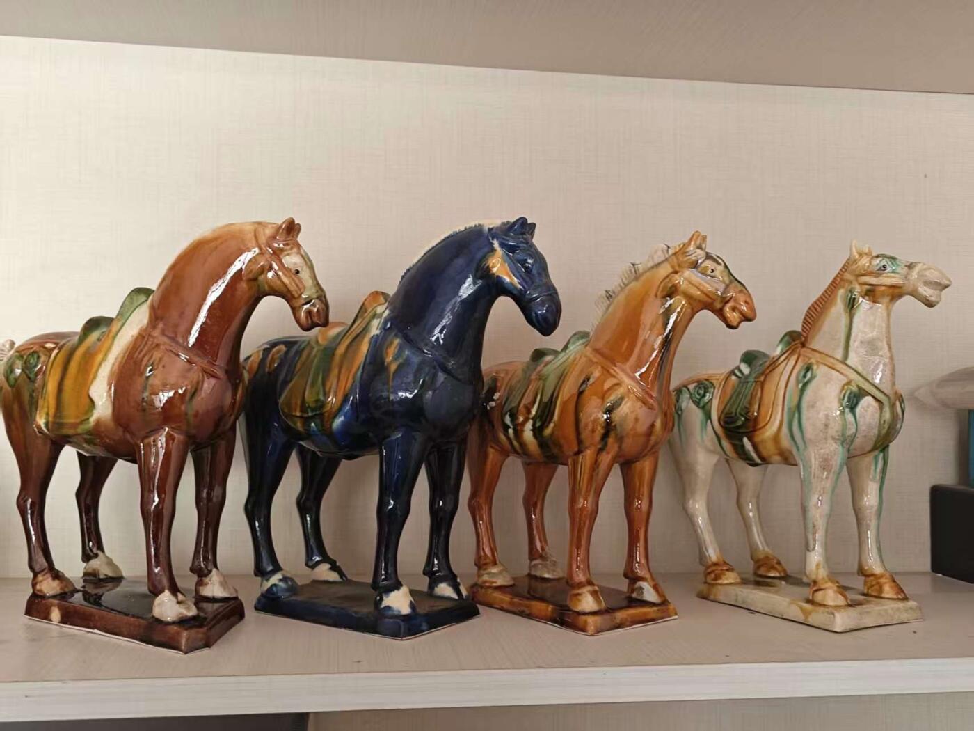 马年新气象，马到要成功，送礼发压岁钱首选礼品: 马年生肖纪念钞一张，非遗传承纯手工唐三彩马一个，红包一个，钱币号码和唐三彩马颜色随机。以上68米到手，数量有限，先到先得。