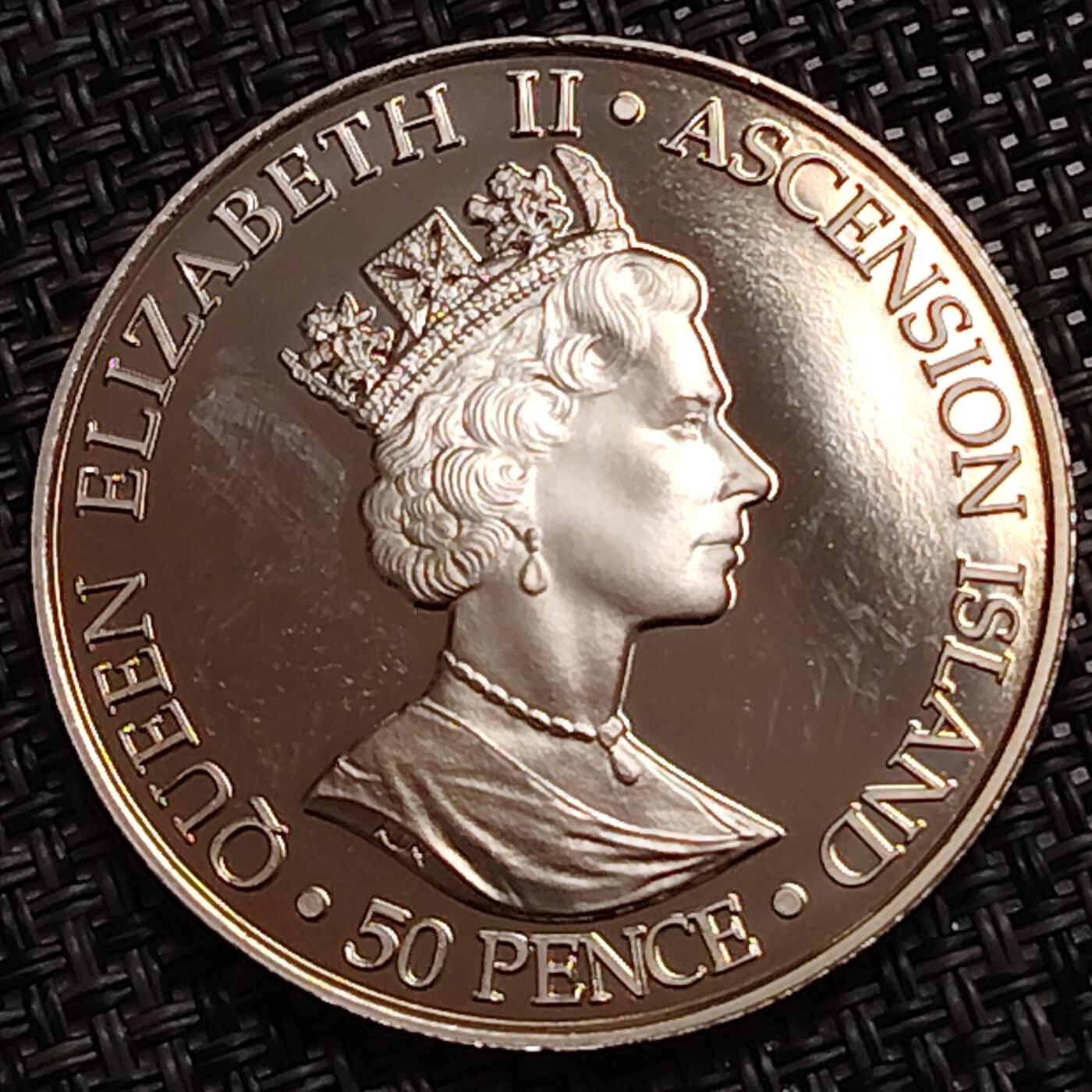 布加迪🐬～世界钱币(上海)🌾第 272 期 /  各国套币和散币 阿森松岛 2003年 50便士 女王加冕50周年纪念