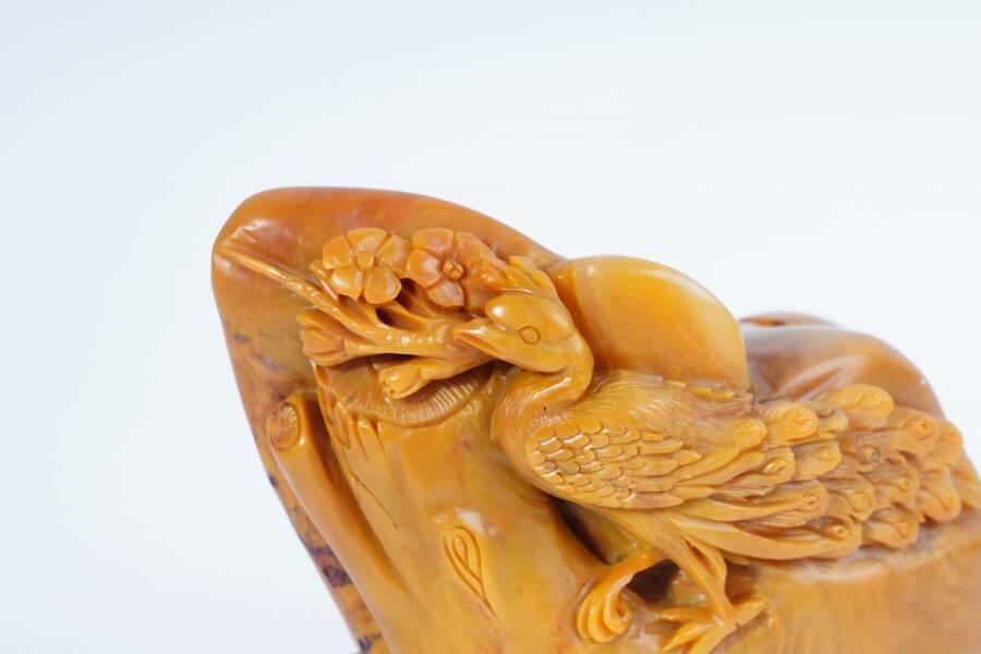 上海都达杂项专场十二（全场包邮】 天然俏色精雕寿山麦芽黄《百鸟之王》摆件连座83-36