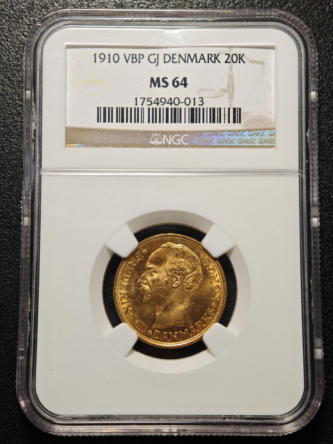 【德藏】世界币章拍卖第163期（拍品征集中~欢迎藏友联系） 1910年 丹麦国王弗雷德里克八世VBP版20克朗金币，重量：8.9606克，含金量：90%，NGC MS64 北欧货币联盟标准流通金币，欧洲重量最大的流通主币。北欧早期金币比较少，此年份属发行量相对较少年份！黄灿灿、强转光、丝绸底板，目前黄金一天一个价，机会难得，好好把握吧！