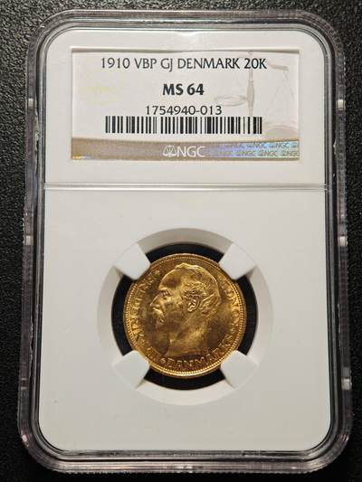【德藏】世界币章拍卖第163期（拍品征集中~欢迎藏友联系） - 1910年 丹麦国王弗雷德里克八世VBP版20克朗金币，重量：8.9606克，含金量：90%，NGC MS64 北欧货币联盟标准流通金币，欧洲重量最大的流通主币。北欧早期金币比较少，此年份属发行量相对较少年份！黄灿灿、强转光、丝绸底板，目前黄金一天一个价，机会难得，好好把握吧！