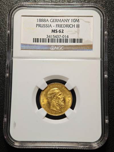 【德藏】世界币章拍卖第163期（拍品征集中~欢迎藏友联系） - 1888年 德国普鲁士弗里德里希三世A版10马克流通金币，重量：3.982克，含金量：90%，NGC MS62，金光灿灿，稀少品种。德意志帝国第二任皇帝、普鲁士国王弗里德里希三世，1888年3月9日即位，因喉癌于同年6月15日去世，在位仅仅99天，史称“百日皇帝”。由于在位时间过短，弗里德里希头像的钱币广受追捧，1888年是著名的三皇之年，短翅金马克更是名誉品种，NGC早期低评