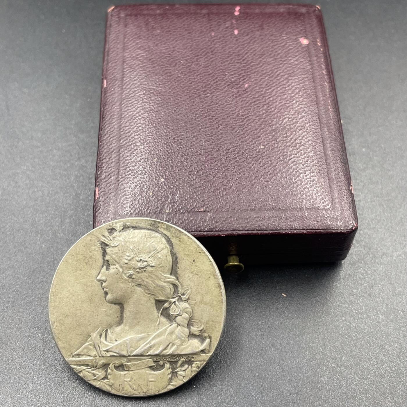 「木头集藏」章牌专场-第67场 Rivet～法国科讷区农业展览会原盒银奖章，直径：36 mm，21.1 g，边铭：丰饶角 1 ARGENT，品相不错，原盒正常使用