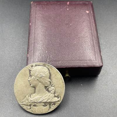 「木头集藏」章牌专场-第67场 - Rivet～法国科讷区农业展览会原盒银奖章，直径：36 mm，21.1 g，边铭：丰饶角 1 ARGENT，品相不错，原盒正常使用