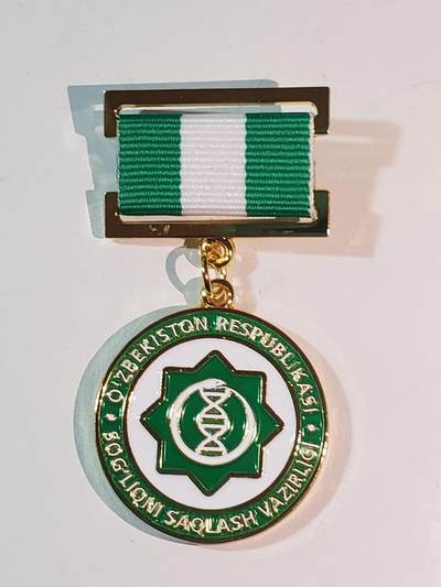 韵星假日军品类拍卖第三十九期暨默多克中校夫妇专场 -- Rimey Holidays Militaria Auction 39 & The Modoks Collection  - 乌兹别克斯坦共和国卫生部二级优秀服务人员奖金奖章 实发7604号 非常稀少 设计继承苏联的奖金奖章 铜镀金 非常厚重 仅颁发给高级官员