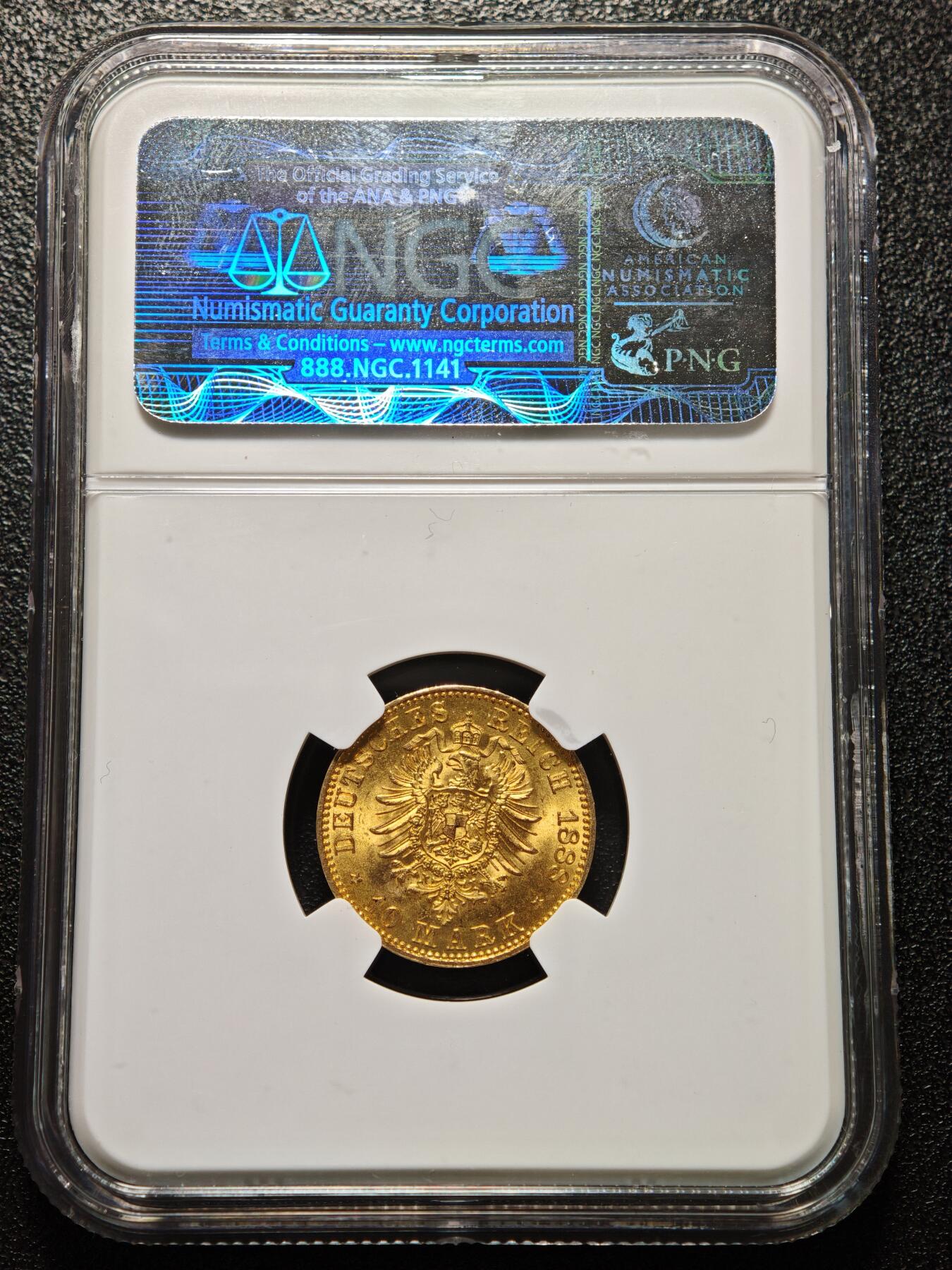 【德藏】世界币章拍卖第163期（拍品征集中~欢迎藏友联系） 1888年 德国普鲁士弗里德里希三世A版10马克流通金币，重量：3.982克，含金量：90%，NGC MS62，金光灿灿，稀少品种。德意志帝国第二任皇帝、普鲁士国王弗里德里希三世，1888年3月9日即位，因喉癌于同年6月15日去世，在位仅仅99天，史称“百日皇帝”。由于在位时间过短，弗里德里希头像的钱币广受追捧，1888年是著名的三皇之年，短翅金马克更是名誉品种，NGC早期低评