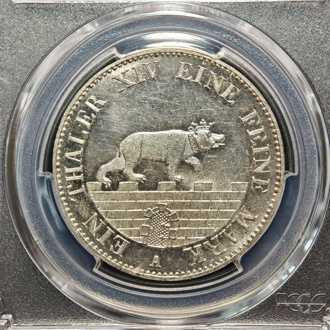 【德藏】世界币章拍卖第163期（拍品征集中~欢迎藏友联系） 1855年 德国安哈尔特-贝恩堡小熊爬墙泰勒银币 发行量2万枚 发行较少年份 PCGS MS62 是目前PCGS的亚军分之一 正面是小熊爬墙的图案，背面是矿业祈福字样。雕工精美，细节清晰，小熊身上的毛发和城墙砖纹等没有磨损，镜面底板，原光效果，值得收藏。