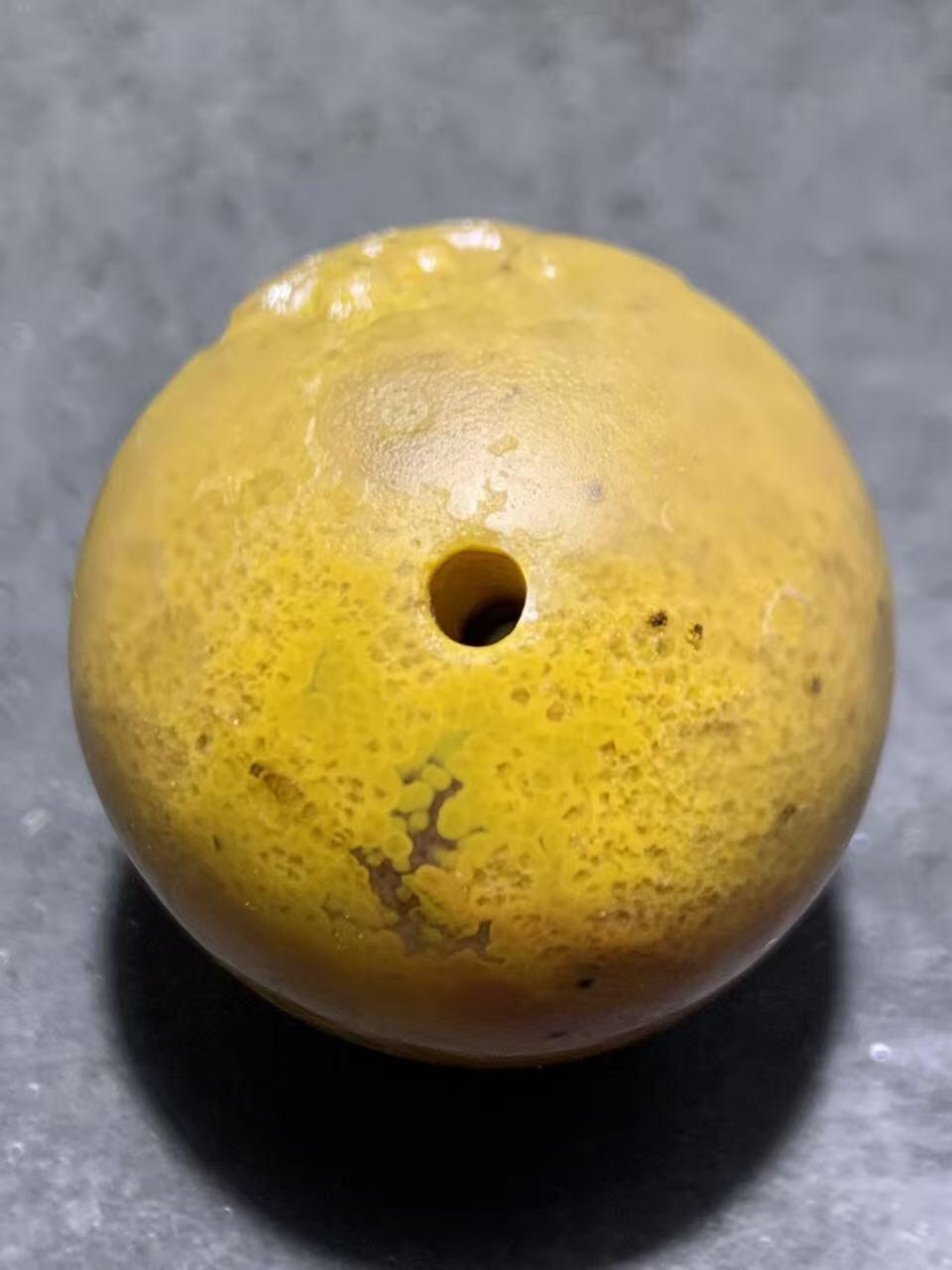 精美亚光冰飘鸡油黄糖心料风化纹战国红玛瑙手工雕刻佛字大圆珠一颗！