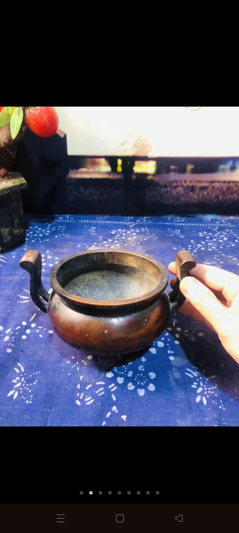 紫铜老香炉。紫铜的，底款宣德年制。四足双耳造型。十分漂亮大气。做工也极其考究。包浆老道。重两三斤。老香炉收藏精品！