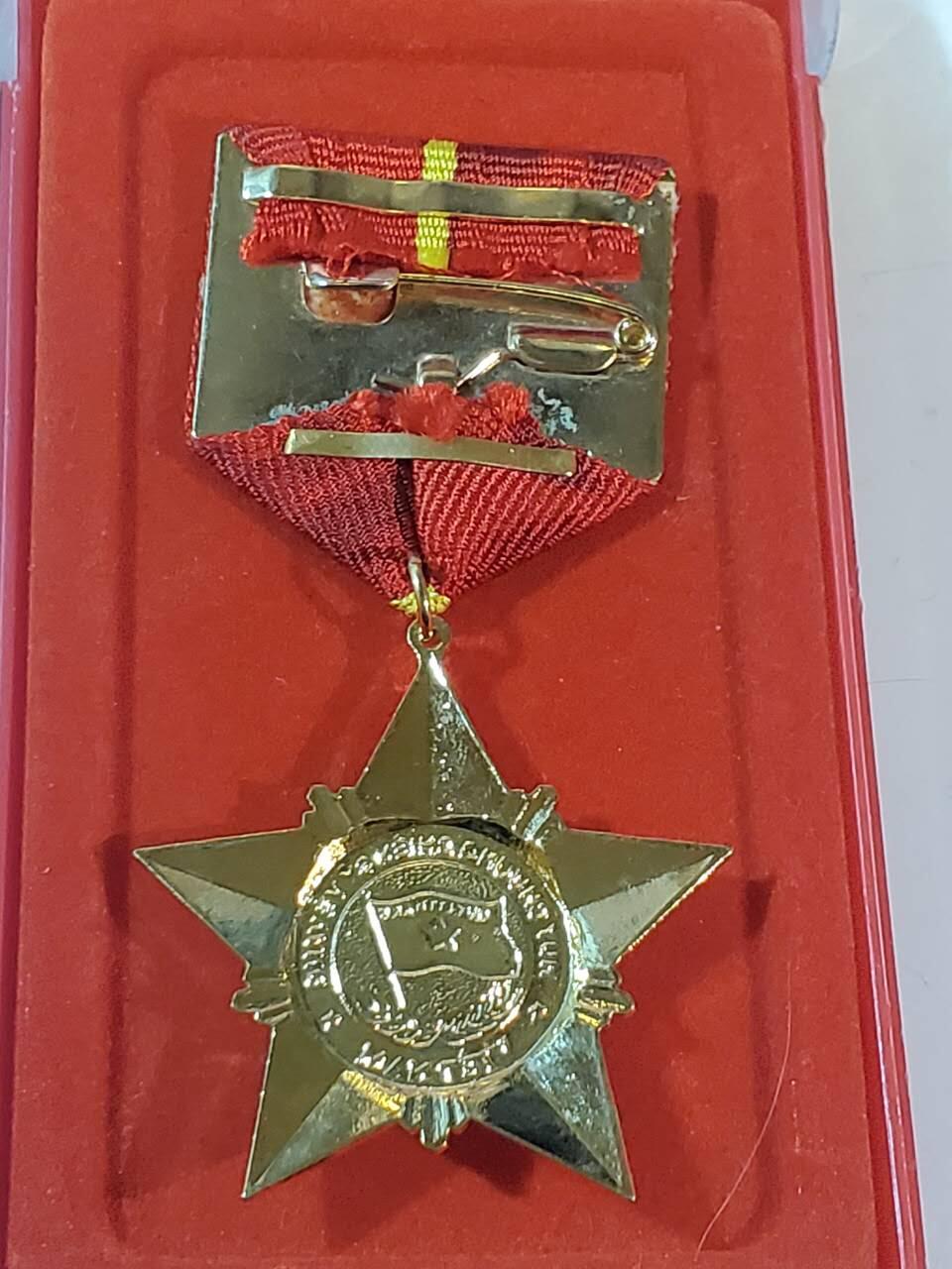 韵星假日军品类拍卖第三十九期暨默多克中校夫妇专场 -- Rimey Holidays Militaria Auction 39 & The Modoks Collection  越南社会主义共和国三级光荣战士奖章 06版本 铜镀金 带原盒