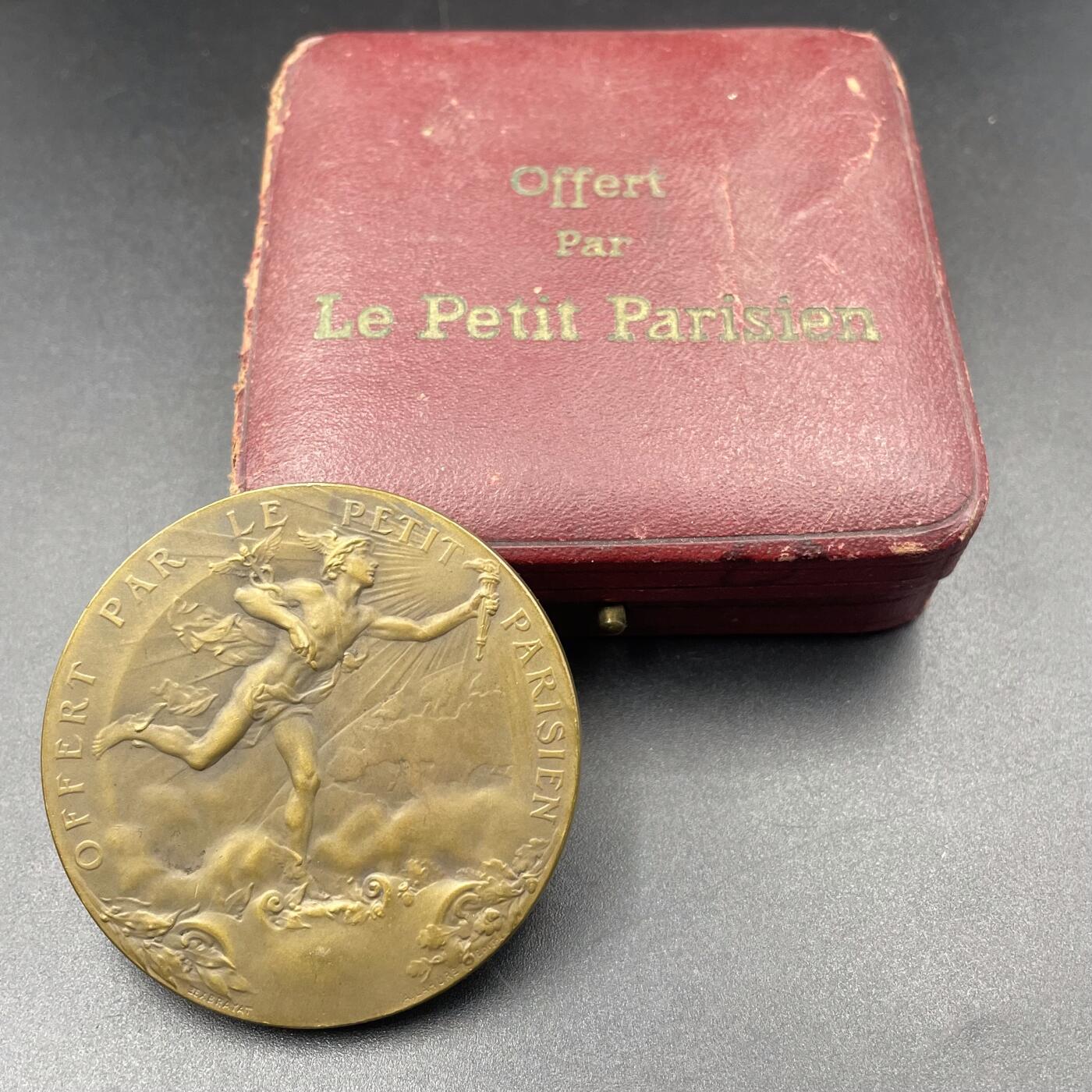 「木头集藏」章牌专场-第67场 法国“小巴黎人”报业纪念铜章，直径：50 mm，61.5 g，边铭：方形厂标 BRONZE，双面设计，原盒正常使用，品相不错。