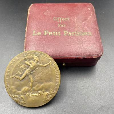 「木头集藏」章牌专场-第67场 - 法国“小巴黎人”报业纪念铜章，直径：50 mm，61.5 g，边铭：方形厂标 BRONZE，双面设计，原盒正常使用，品相不错。