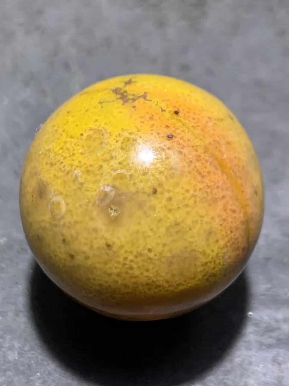 精美亚光冰飘鸡油黄糖心料风化纹战国红玛瑙手工雕刻佛字大圆珠一颗！