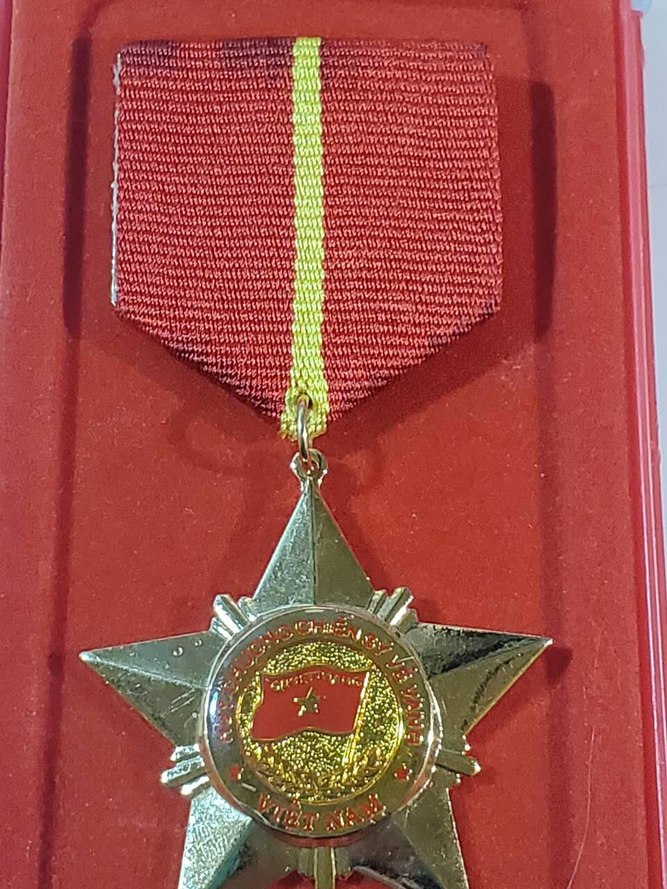 韵星假日军品类拍卖第三十九期暨默多克中校夫妇专场 -- Rimey Holidays Militaria Auction 39 & The Modoks Collection  越南社会主义共和国三级光荣战士奖章 06版本 铜镀金 带原盒