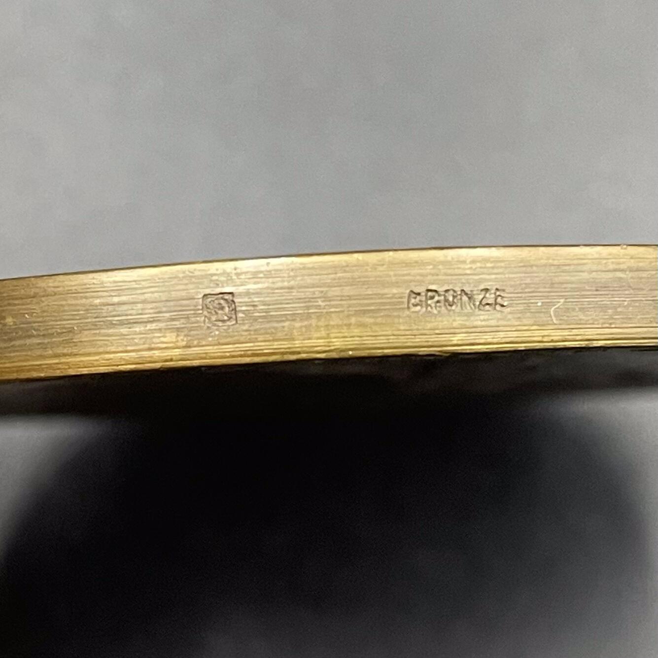 「木头集藏」章牌专场-第67场 法国“小巴黎人”报业纪念铜章，直径：50 mm，61.5 g，边铭：方形厂标 BRONZE，双面设计，原盒正常使用，品相不错。