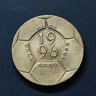 【全场包邮】纯粹捡漏拍498场-持续更新中 - 英国1996年2镑欧洲杯纪念币 无边设计足球新颖独特 UNC品相