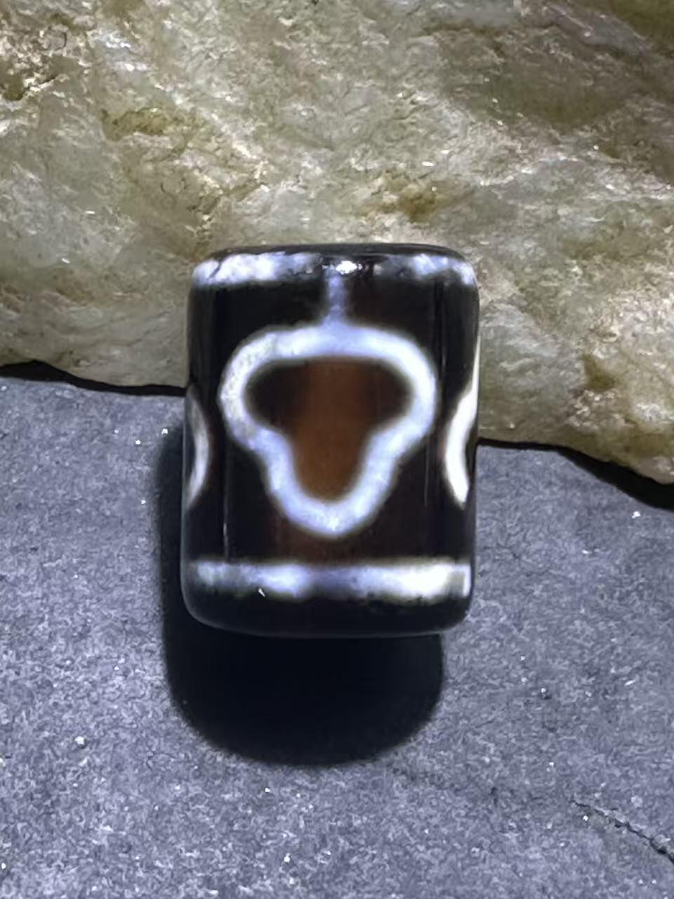 藏传莲花随形天珠一颗