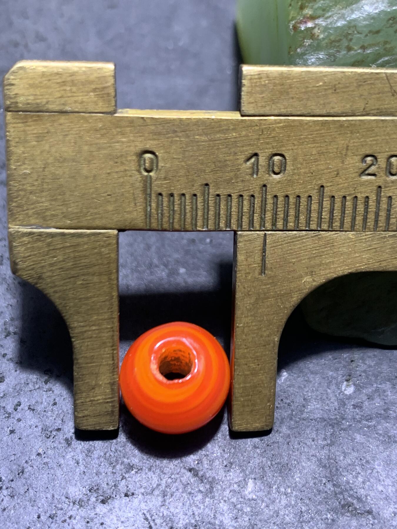 建国前后库存双色搅胎琉璃苹果珠一颗，